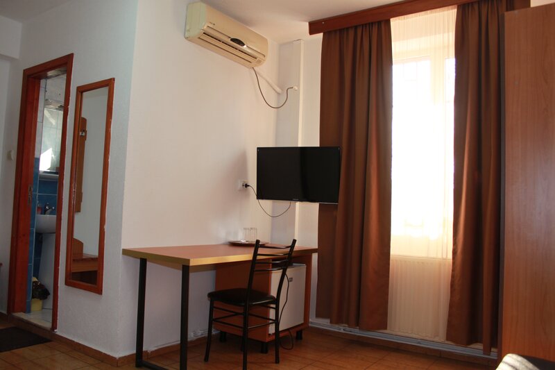 Militari, non-stop, regim hotelier 135/3 ore,