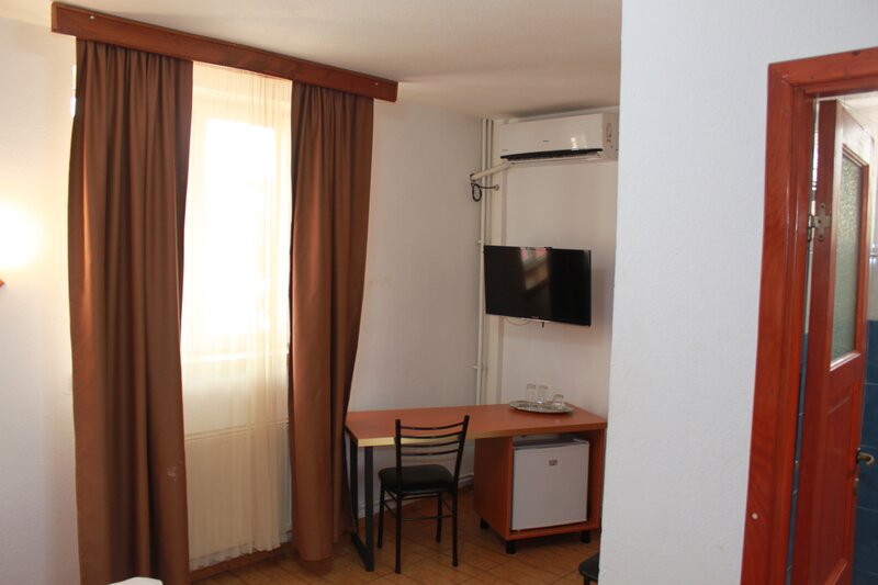 Militari, non-stop, regim hotelier 135/3 ore,