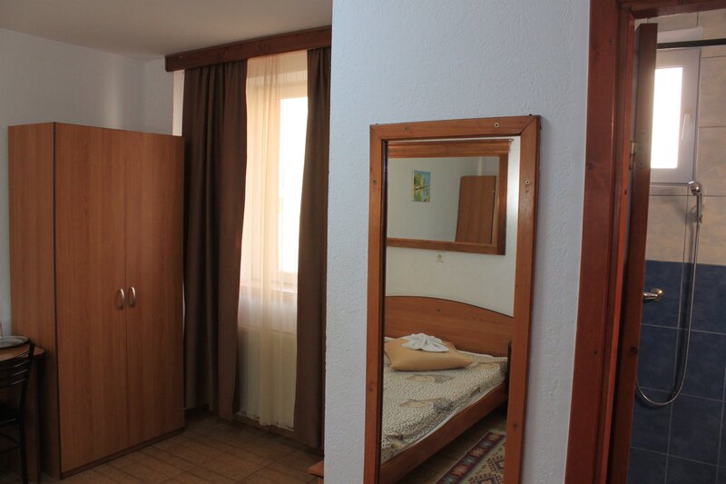 Militari, non-stop, regim hotelier 135/3 ore,
